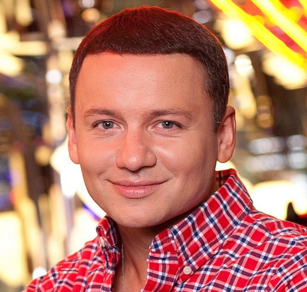 «Первый канал» озвучил причину увольнения ведущего Александра Олешко