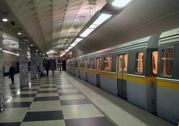 В Москве мужчина упал на рельсы метро и остался жив