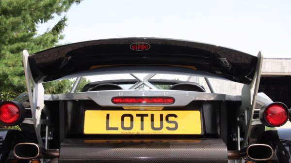 На продажу выставлен спорткар Lotus 340R практически без пробега