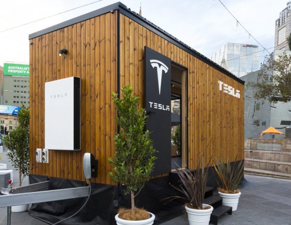 Tesla представила проект Tiny House – мобильный дом на солнечных батареях