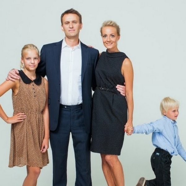В Москве Навальный приветствовал детей, вернувшихся из США, в Шереметьево