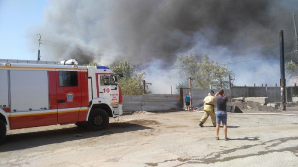 Пожар охватил несколько жилых домов в Ростове