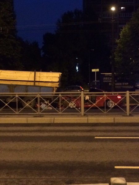 Авария в Петербурге: Легковушка въехала в грузовик, погибли 3 человека