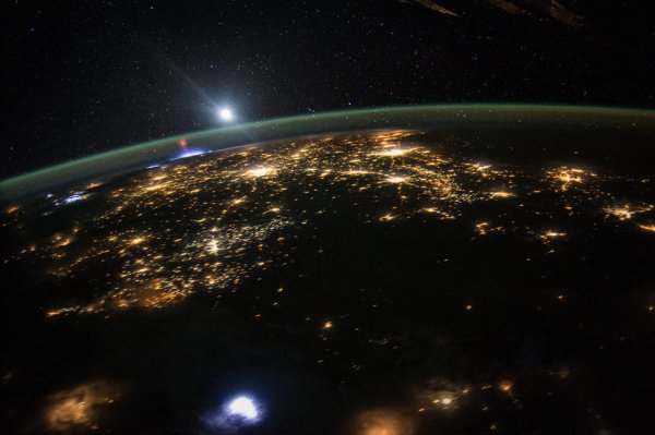 Учёные из NASA обнаружили странные вспышки света над Землёй: Пришельцы хотят нам что-то сказать?