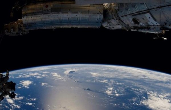 Учёные из NASA обнаружили странные вспышки света над Землёй: Пришельцы хотят нам что-то сказать?
