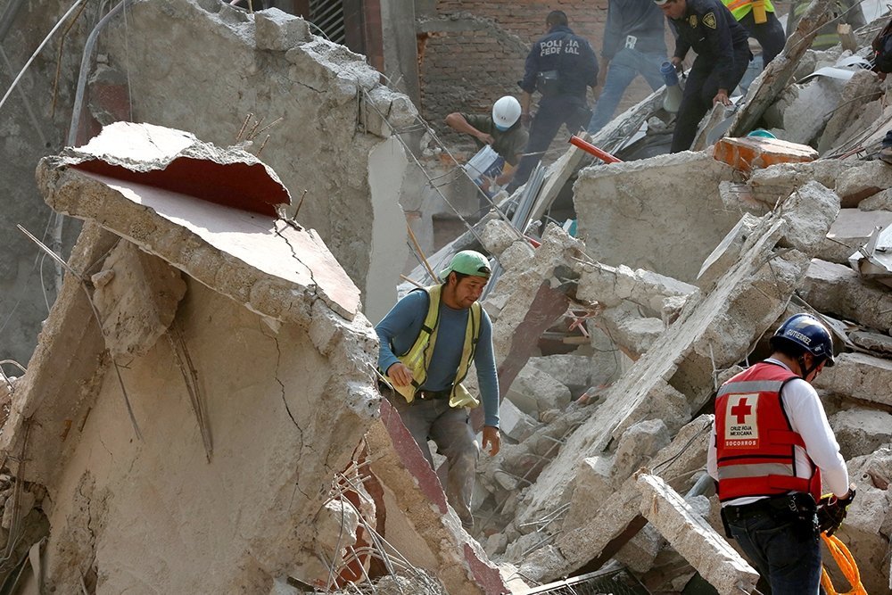 В Мексике после разрушительного землетрясения не менее 200 человек пропали без вести