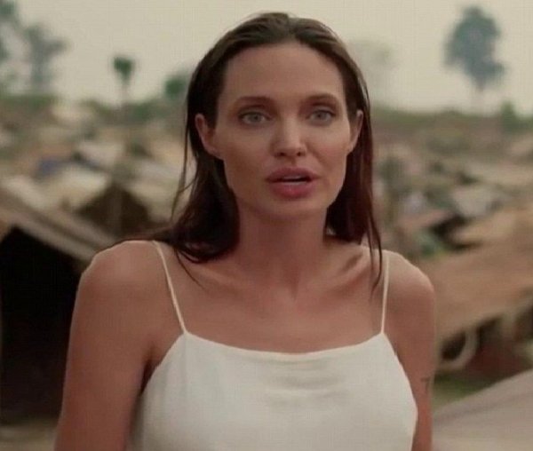 Анджелина Джоли продемонстрировала грудь: Как часто актриса любит ходить без белья?