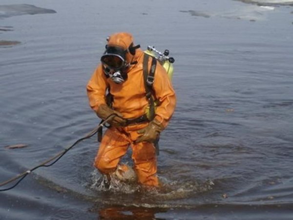 На месте падения «Газели» в пруд работают водолазы и спасатели в Москве