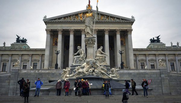 В австрийском парламенте во время ремонта нашли бюсты и изображения Гитлера