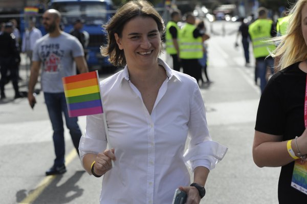 Сербская премьер-министр Ана Брнабич поучаствовала в гей-параде в Белграде