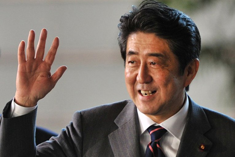 Премьер Японии представил беспилотные тракторы