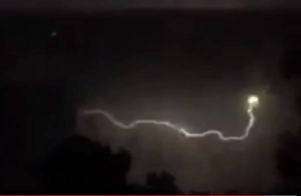 Момент попадания молнии в НЛО засняли на видео в США: Специалисты подтвердили возможность заряда от молнии корабля пришельцев