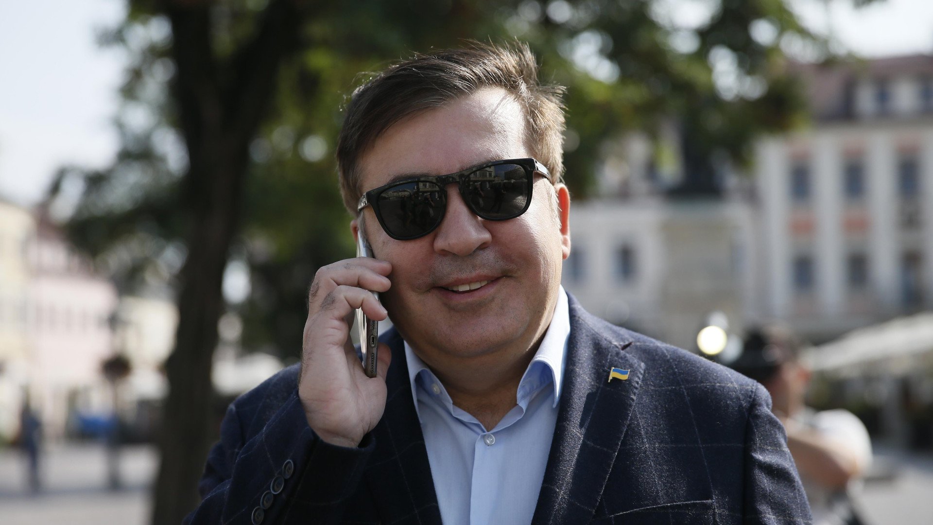 Толпа ликует: Саакашвили явился на митинг у здания Верховной рады