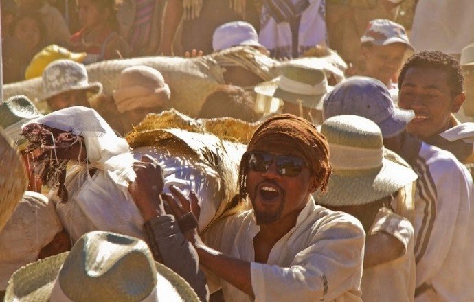 Мадагаскарцев попросили не танцевать с покойниками из-за чумы
