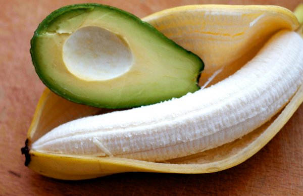 Ученые заявили, что бананы и авокадо способны защитить человека от атеросклероза