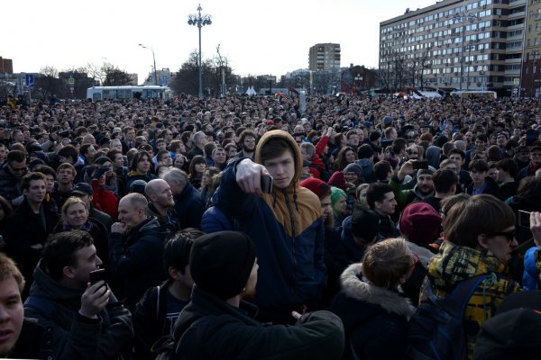 В Москве начались аресты митингующих, поддерживающих Навального