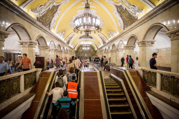В московском метро на Сокольнической линии появились портреты начальников станций