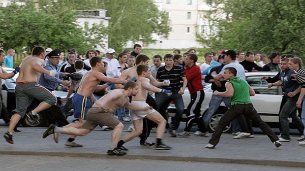 В сети появилось видео массовой драки на Болотной площади в Москве