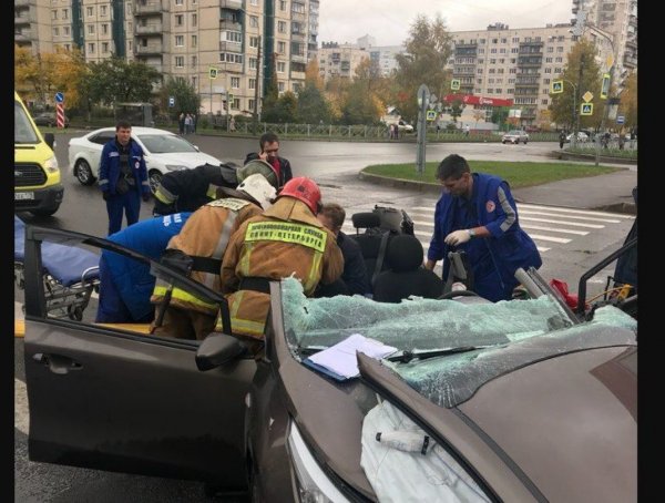 Спасатели разрезали машину после ДТП в Петербурге