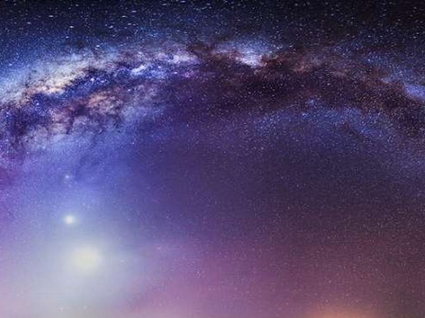 «Хаббл» сфотографировал последствия столкновения двух галактик: Откуда взялись гигантские «головастики» с яркими хвостами?