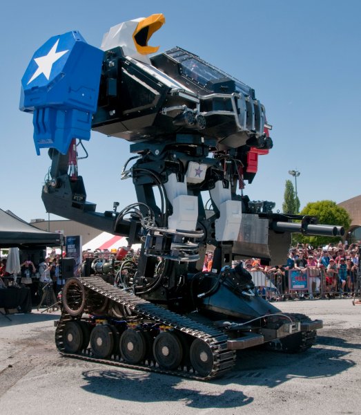 В Японии прошла первая в истории битва гигантских человекоподобных роботов