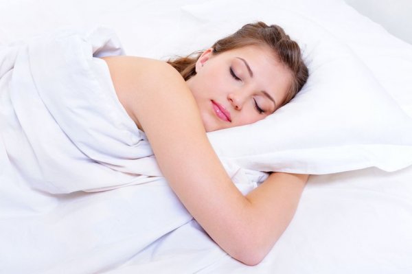 Ученые: Сон без одежды способствует похудению 