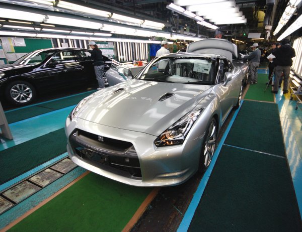 Nissan отзывает 38 000 авто из-за скандала с неквалифицированными работниками