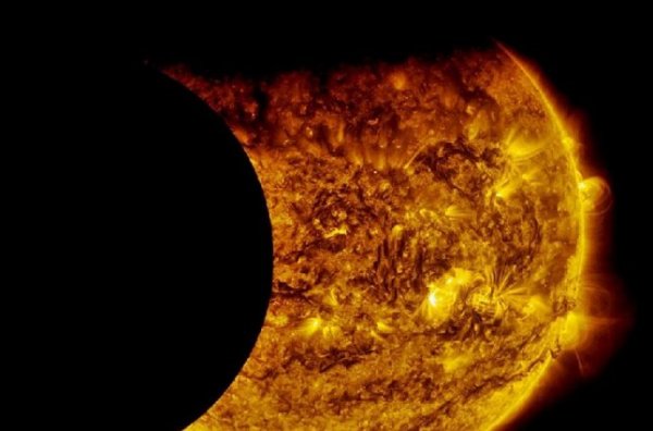 Уфологи обнаружили неизвестную гигантскую планету, заслонившую Солнце: Нибира начинает скрывать наше небесное светило