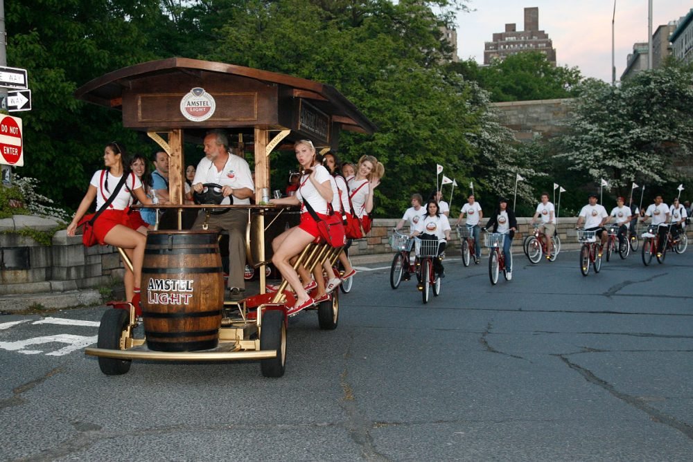 Пьяные туристы: в Амстердаме запретили «пивные велосипеды»