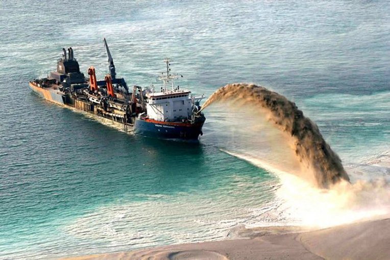 КНР спустил на воду крупнейшее в Азии судно для создания островов