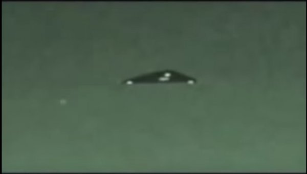 В Британии военный запечатлел НЛО в форме треугольника: С 4 по 8 ноября на Земле будет наблюдаться активность пришельцев