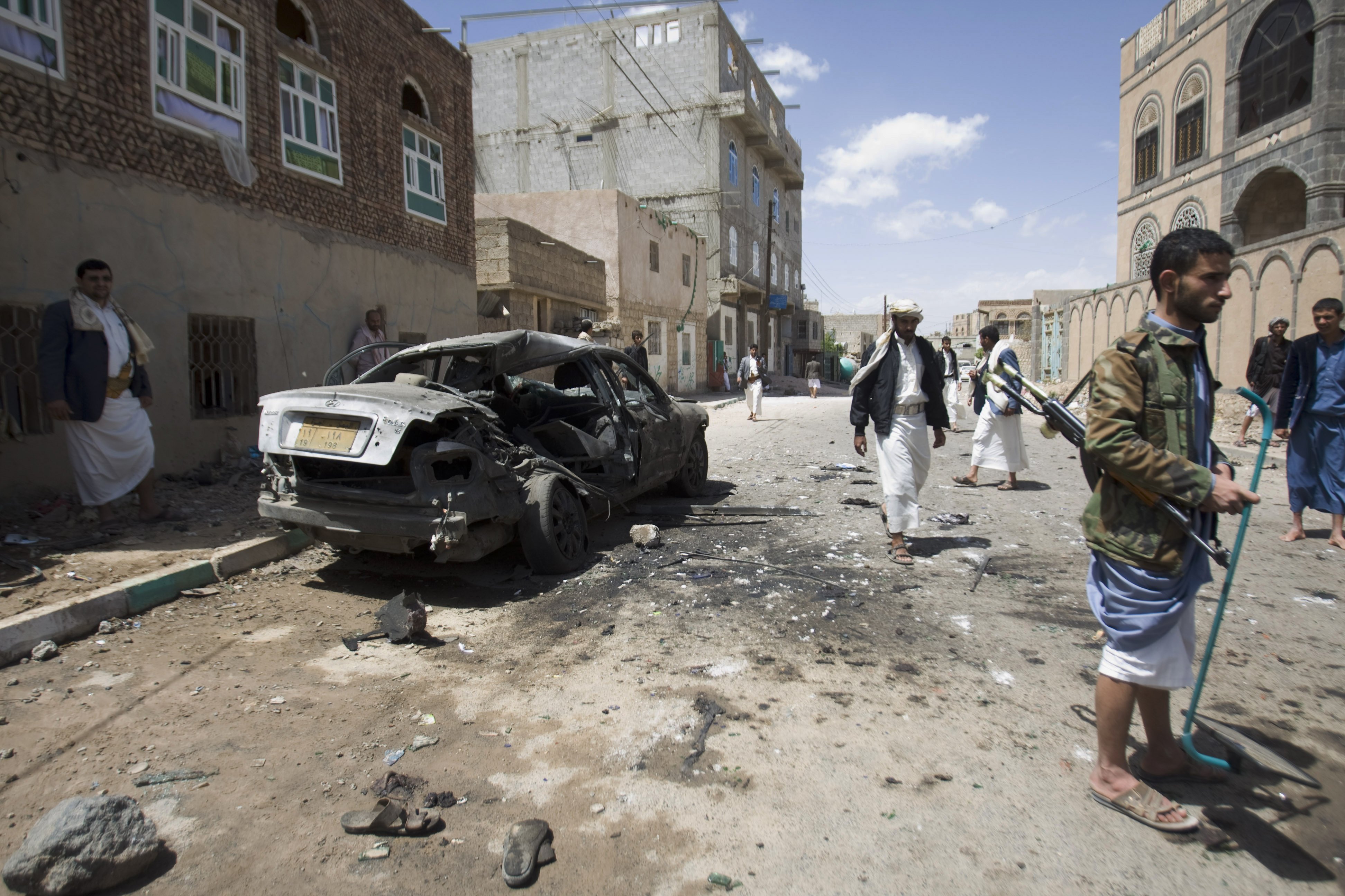В Йемене террористы взорвали два правительственных здания