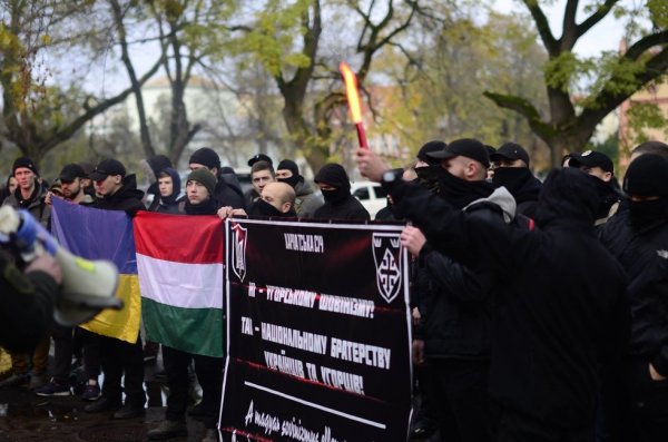 Украинские националисты пытались публично сжечь флаг Венгрии
