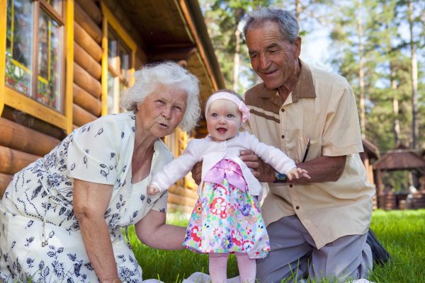 Бабушки и дедушки вредны для внуков: Новые открытия учёных