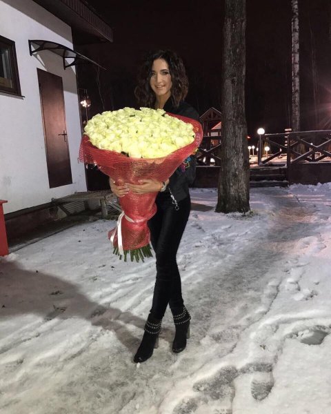 Новый молодой человек Ольги Бузовой подарил ей огромный букет белых роз