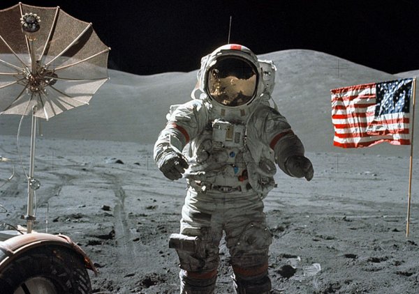 Инопланетянин с рюкзаком замечен на Луне? "Руководство свыше" запретило NASA комментировать информацию