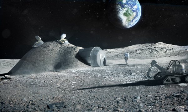 Инопланетянин с рюкзаком замечен на Луне? "Руководство свыше" запретило NASA комментировать информацию