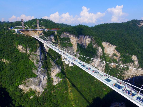 В Китае достроили новый самый длинный стеклянный мост в мире