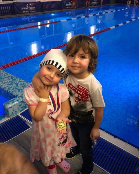Младшая дочь Пугачёвой впервые получила награду за плавание