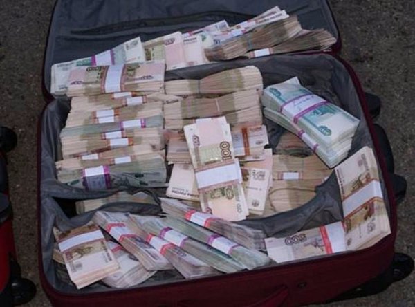 Злоумышленник украл из квартиры пенсионера в Зюзино сумку с 15 млн рублей