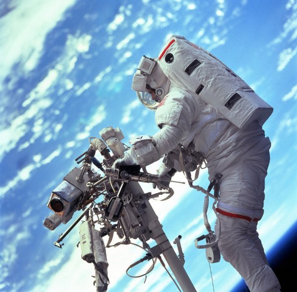 В США умер космонавт, впервые вышедший в открытый космос без страховки