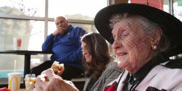 Жительница США дожила до ста лет благодаря чизбургерам