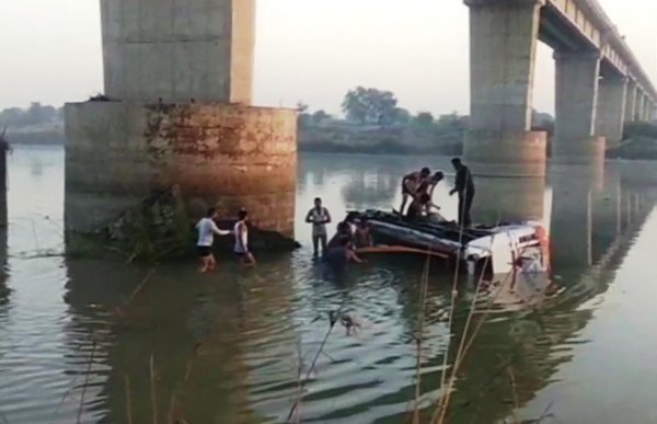 Более 30 человек погибли при падении автобуса в реку в Индии