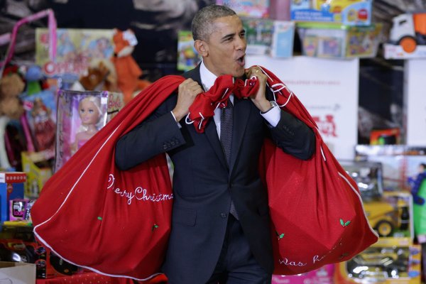 Обама в образе Санта Клауса поздравил детей