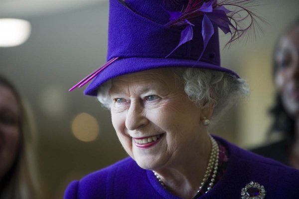 Королева Англии Елизавета II восхитила подданных снимками ее правнуков