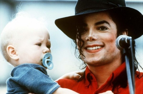 В Сети появились уникальные снимки повзрослевших детей Майкла Джексона 