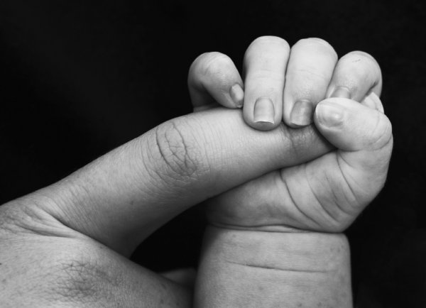 В США шестимесячный младенец выжил после смерти матери