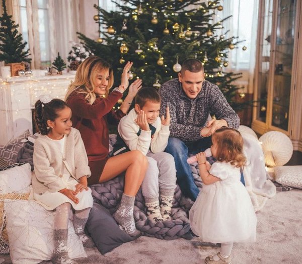 Ксения Бородина с мужем пожелали на Новый год здоровья своим детям