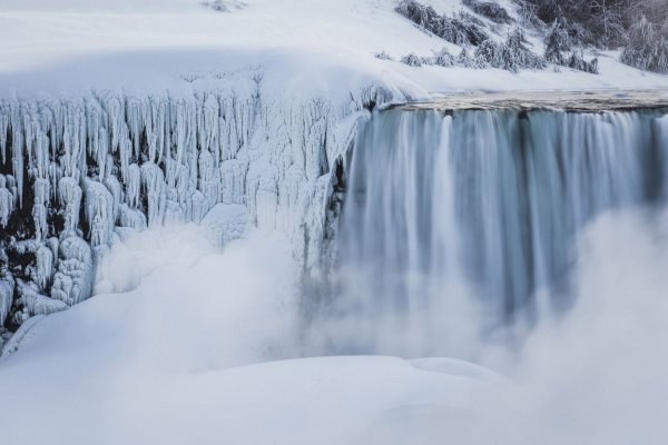 Замёрзший Ниагарский водопад поражает туристов великолепным зрелищем