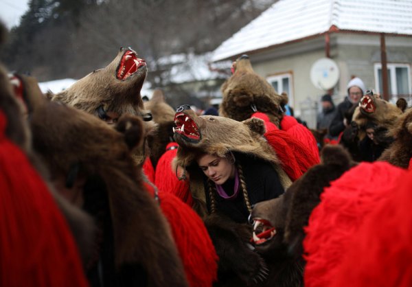 В Румынии Новый год встречают медвежьим танцами